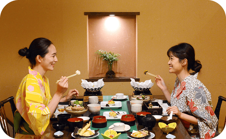 落ち着いた雰囲気の食事処「彩あい亭」。民芸調の内装で和の趣を演出
