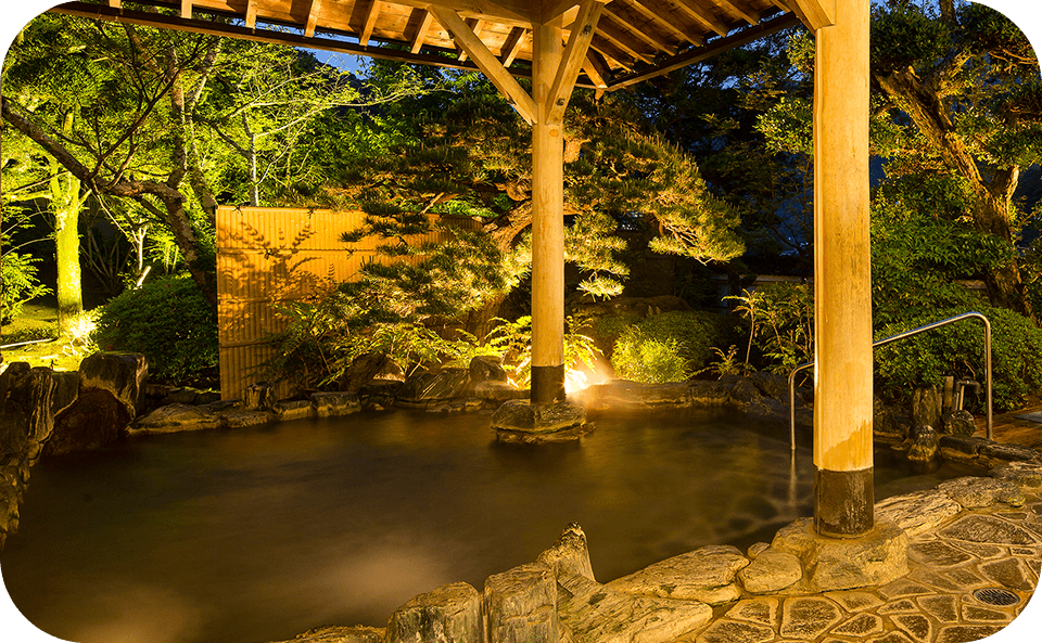 夜の静けさに包まれた露天風呂。心落ち着く夜の温泉体験